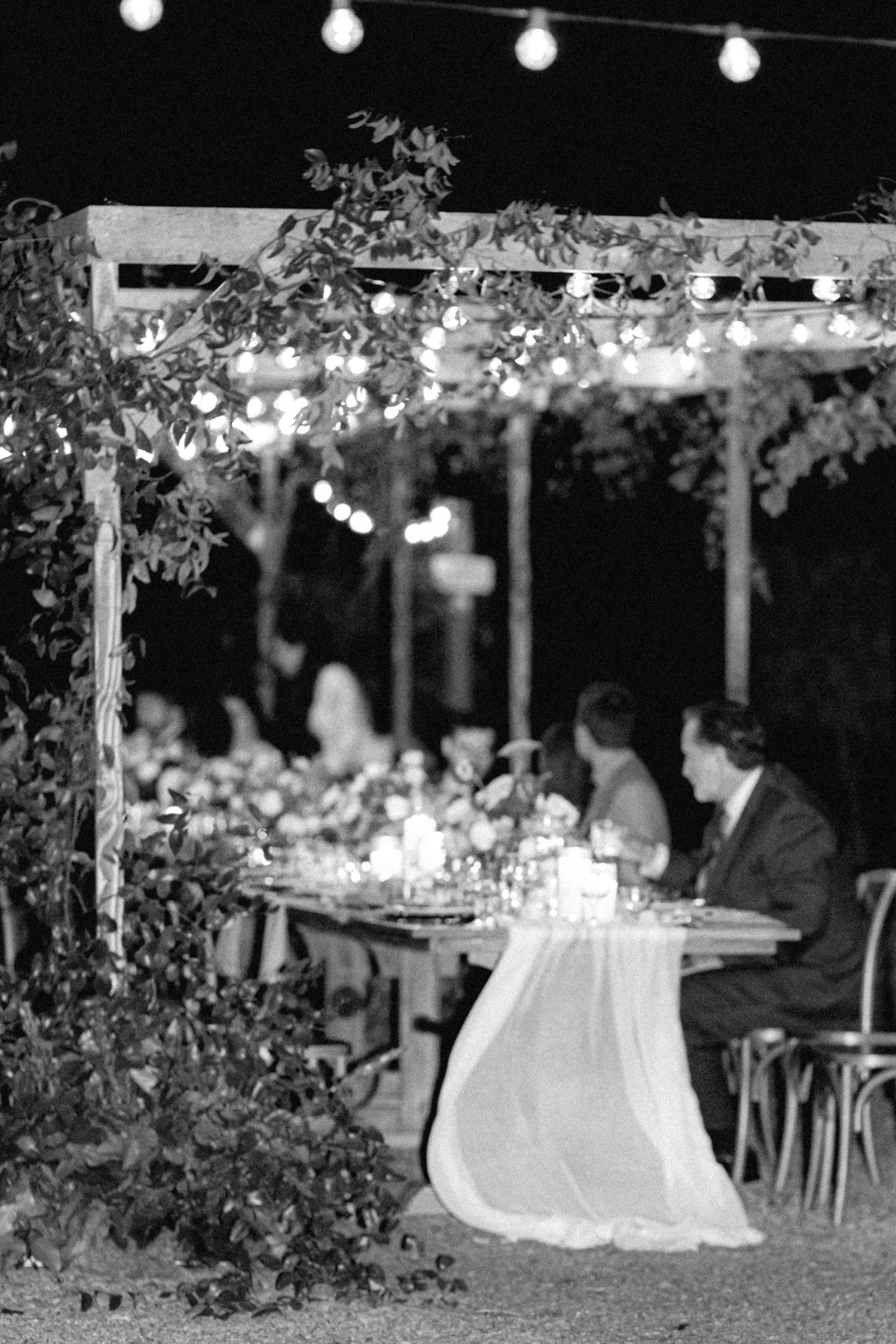 guests enjoying dinner at eastern washington wedding venue abeja winery