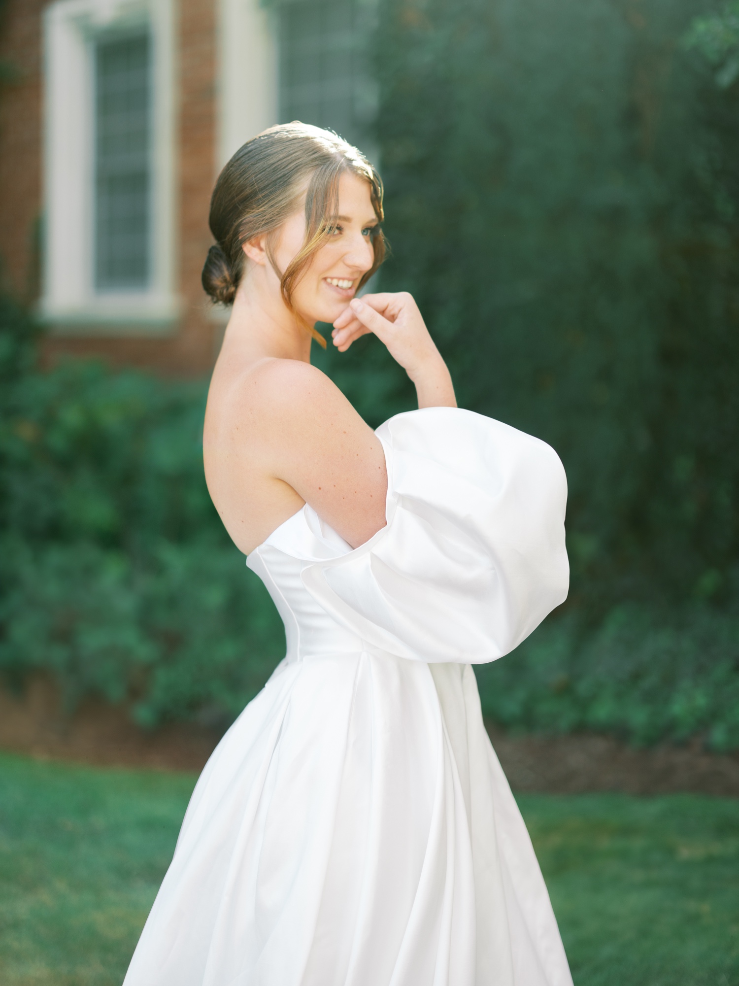 bridal portrait in front of ivy mansion at oakshire estate and airfield wedding